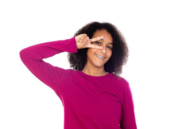 Hermosa chica adolescente con suéter rosa aislado en una pared blanca