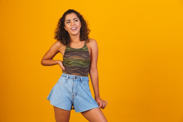 Hermosa chica afro sonriendo en amarillo