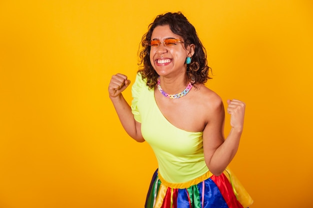 Foto hermosa chica afroamericana brasileña en ropa de carnaval celebrando