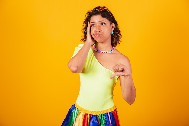 Hermosa chica afroamericana brasileña con ropa de carnaval signo de disgusto con las manos