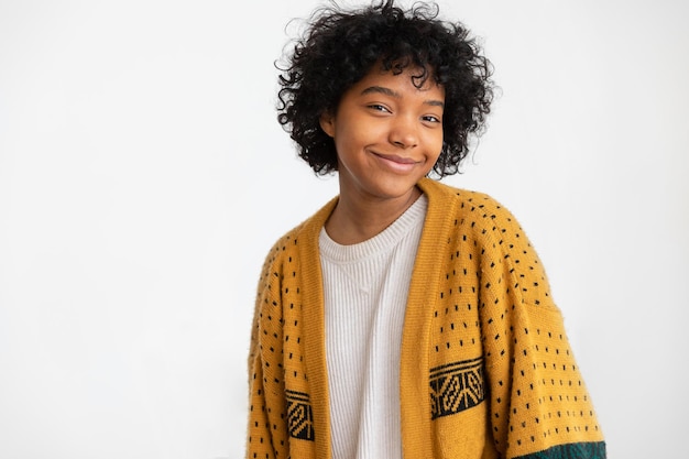 Hermosa chica afroamericana con peinado afro sonriendo aislado sobre fondo blanco con copia s