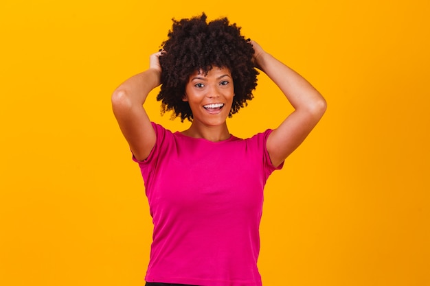 Hermosa chica afroamericana con un peinado afro sonriendo. Mujer con cabello negro