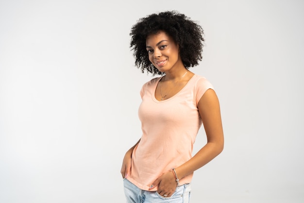 Hermosa chica afroamericana con un peinado afro sonriendo.