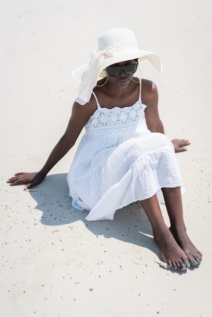 Hermosa chica afroamericana en la playa del mar