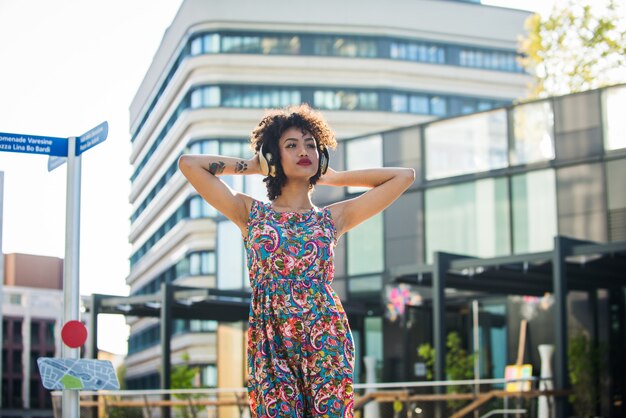 Hermosa chica afroamericana