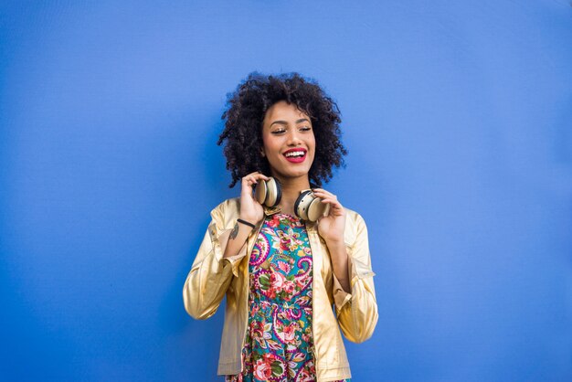 Hermosa chica afroamericana