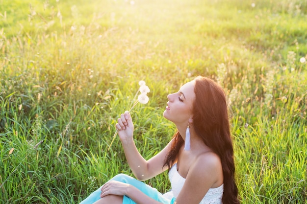 Hermosa chica al aire libre