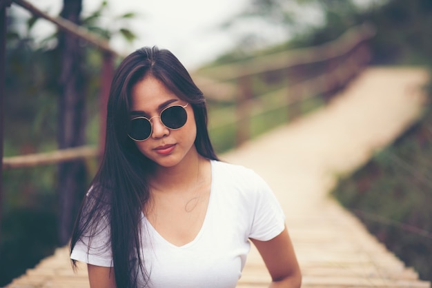 Hermosa chica al atardecer en un campo. Hermosa chica está caminando en la naturaleza