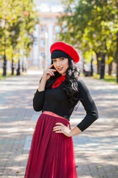 Hermosa chica al estilo francés para un paseo con el telón de fondo de la arquitectura de la ciudad. Romance en la gran ciudad