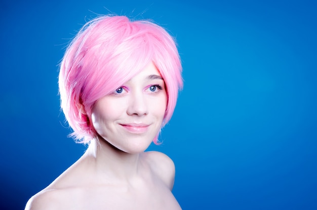 Hermosa chica alegre con cabello rosado