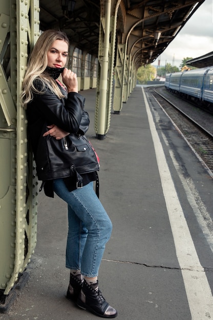 Hermosa chica en el andén de la estación de tren