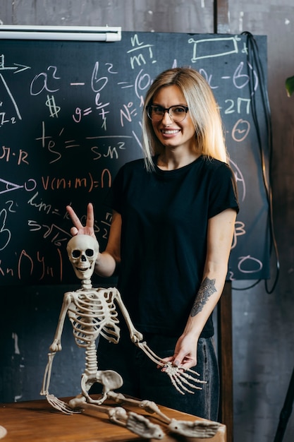 Hermosa chica aprende biología en una clase