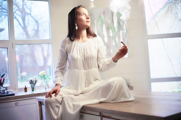 Hermosa chica atlética haciendo ejercicios de yoga disfruta de la meditación en casa. Sin estrés, hábito saludable, concepto de alivio de la ansiedad. Pose de loto.