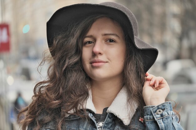 Hermosa chica atractiva en un sombrero negro