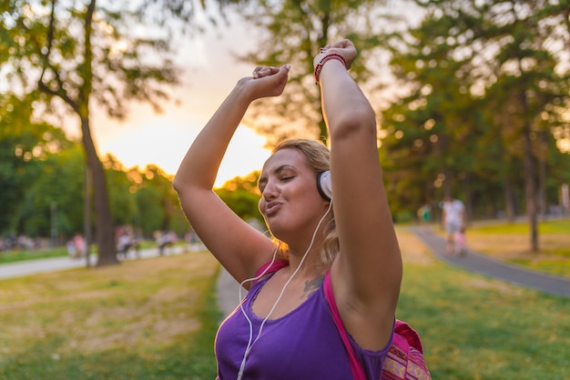 Hermosa chica con auriculares disfrutando de su tiempo