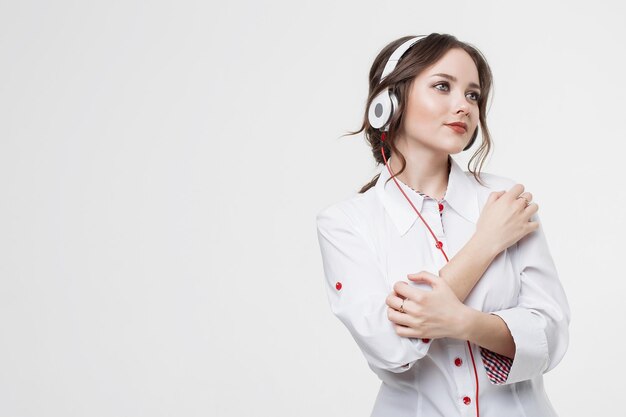 Hermosa chica en auriculares escucha música a cámara lenta