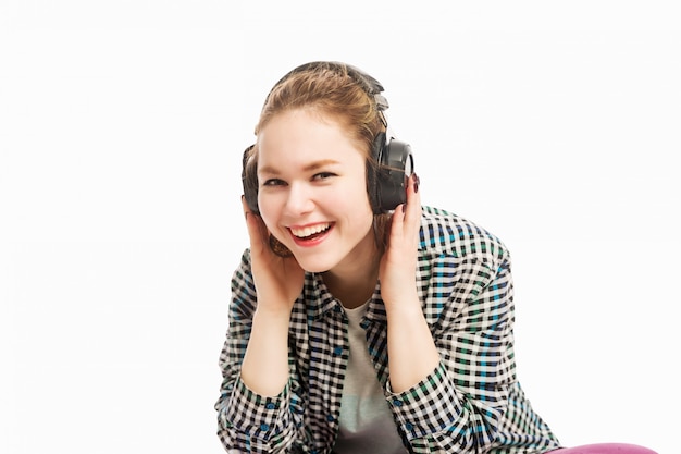 Hermosa chica con auriculares riendo