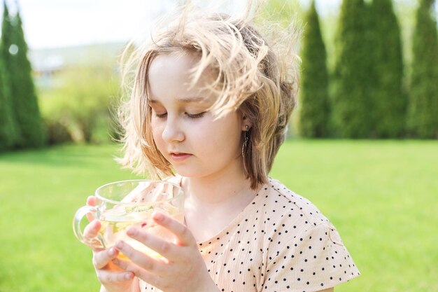 Hermosa chica bebiendo té verde saludable Concepto de salud o medicina herbal