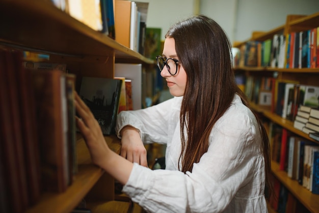 Hermosa chica en una biblioteca