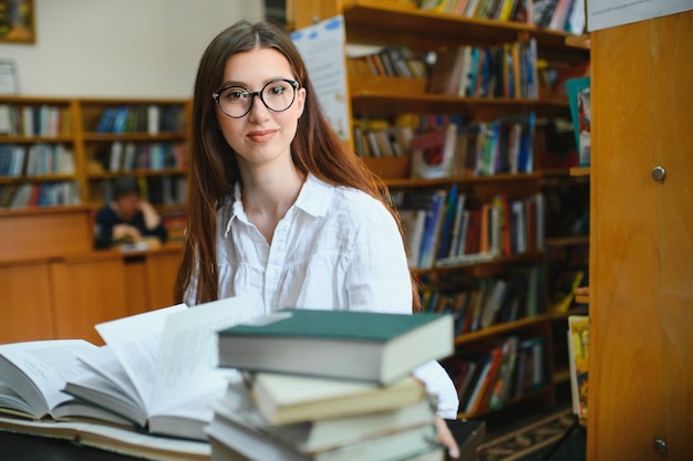 Hermosa chica en una biblioteca