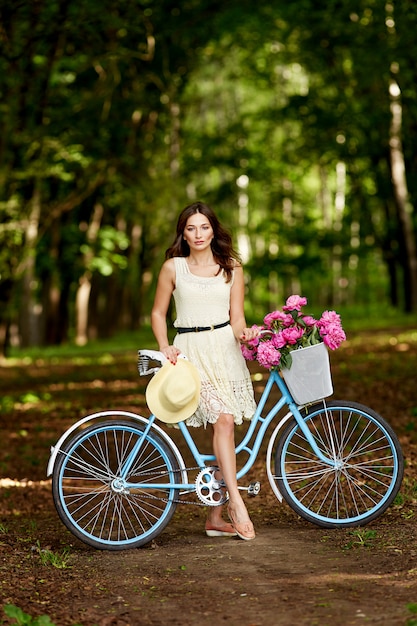 Hermosa chica en bicicleta en campo