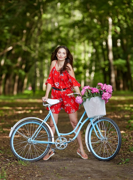 Hermosa chica en bicicleta en campo