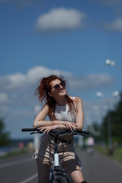 Hermosa chica en bicicleta