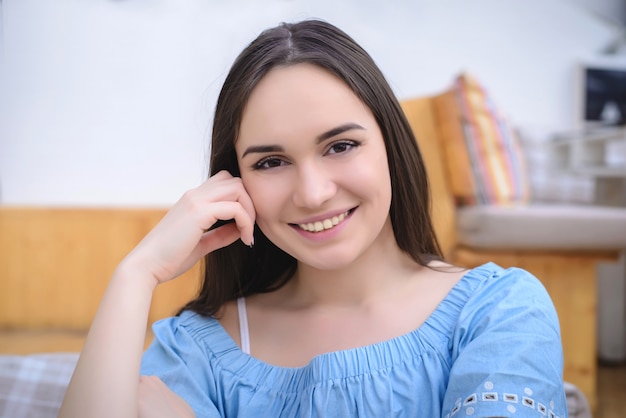 Hermosa chica de blusa azul