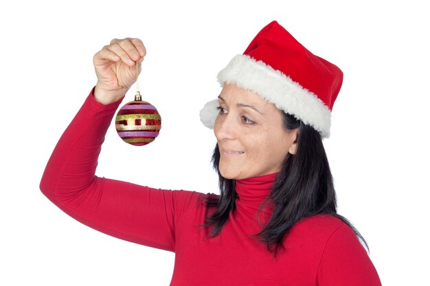 Hermosa chica con una bola de Navidad roja sobre un fondo blanco