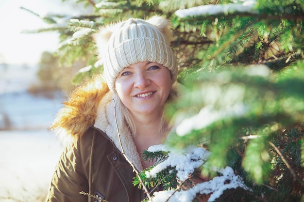 Hermosa chica en el bosque de invierno en Dinamarca