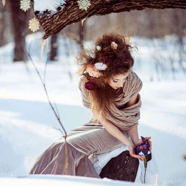 Hermosa chica en el bosque de invierno
