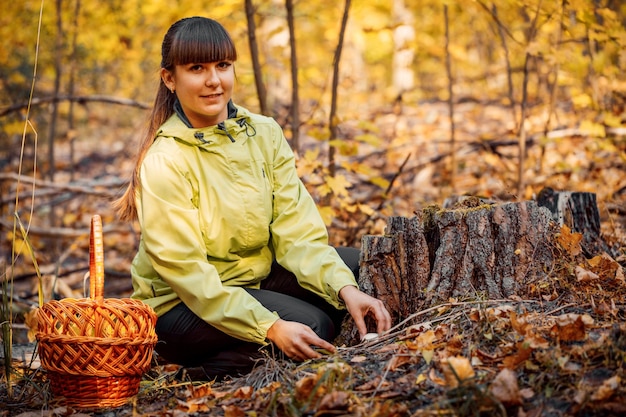 Hermosa chica en el bosque de otoño para recoger setas Quédate al aire libre