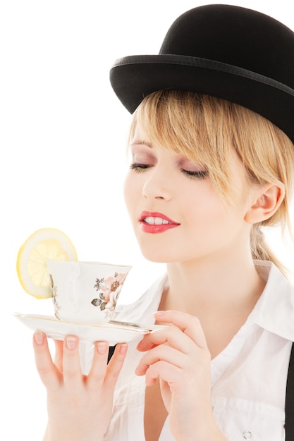 hermosa chica brillante con una taza de té