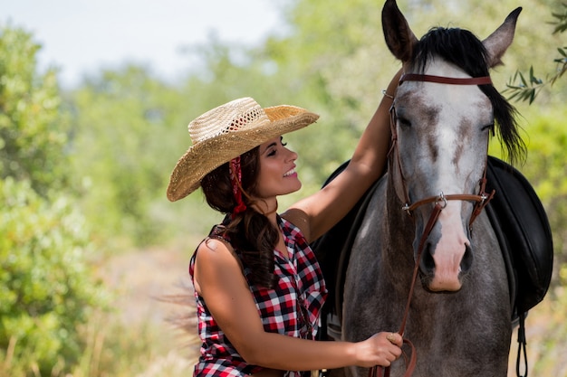 Hermosa chica y caballo en la naturaleza