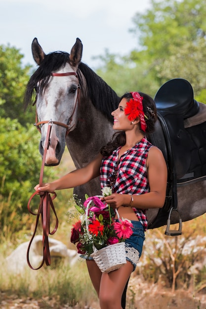 Foto hermosa chica y caballo en la naturaleza