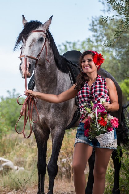 Hermosa chica y caballo en la naturaleza