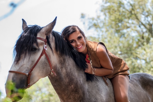 Hermosa chica y caballo en la naturaleza