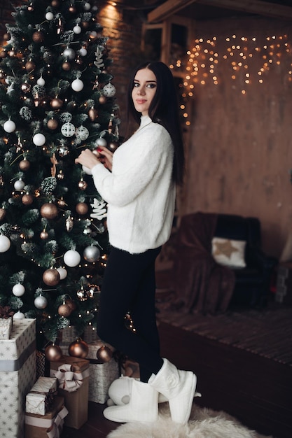 Hermosa chica con cabello largo y oscuro con pequeña enana blanca