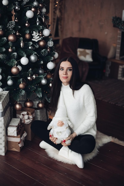 Hermosa chica con cabello largo y oscuro con pequeña enana blanca