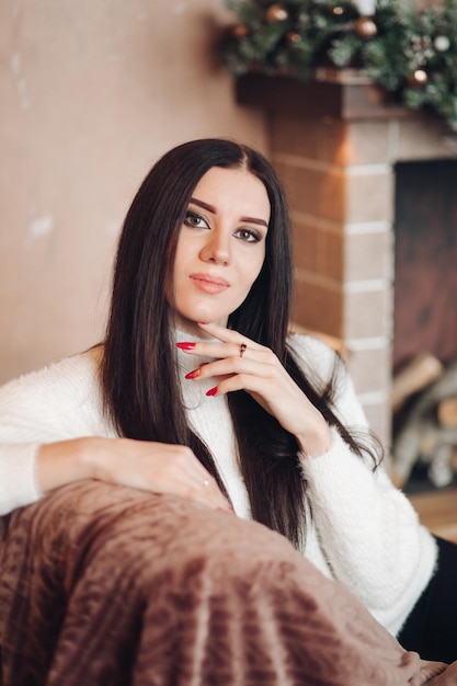 Hermosa chica con cabello largo y oscuro con pequeña enana blanca