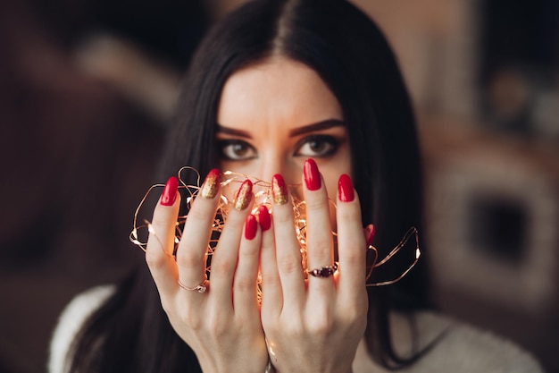 Hermosa chica con cabello largo y oscuro con pequeña enana blanca