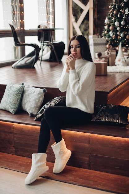 Hermosa chica con cabello largo y oscuro con pequeña enana blanca