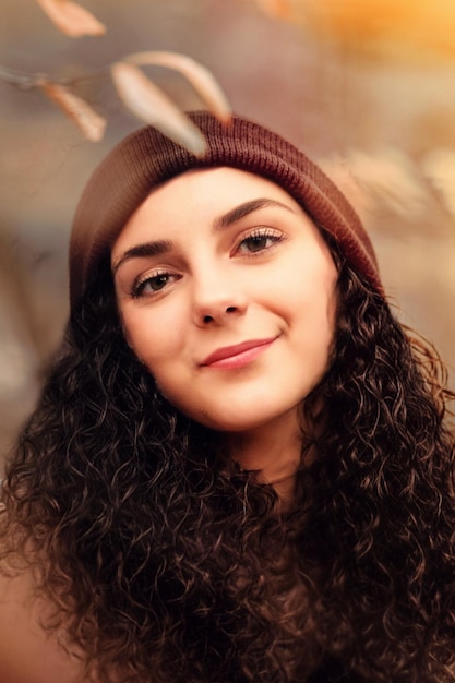 Hermosa chica de cabello rizado posando para la cámara