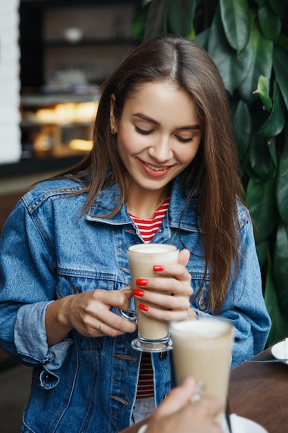 Hermosa chica en una cafetería.