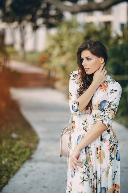 Hermosa chica en la calle