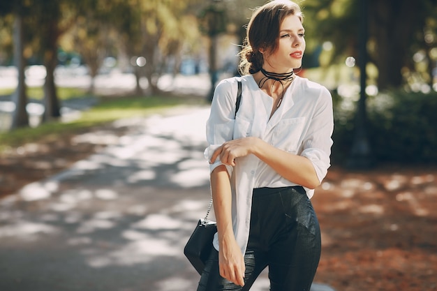 Hermosa chica en la calle