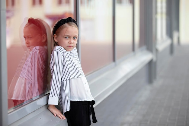 Hermosa chica en la calleNiño en la ciudad