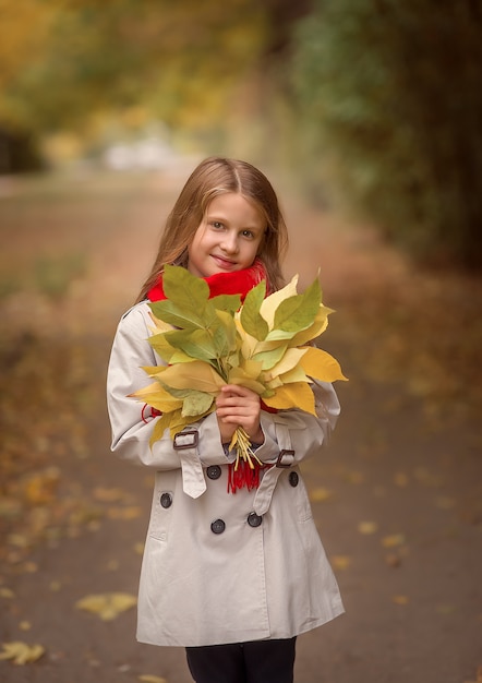 Hermosa chica camina al aire libre en otoño