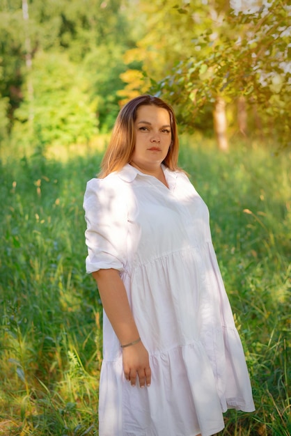 Hermosa chica camina en el bosque con margaritas