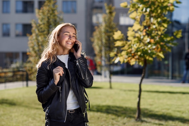 Hermosa chica caminando por la calle en un día soleado